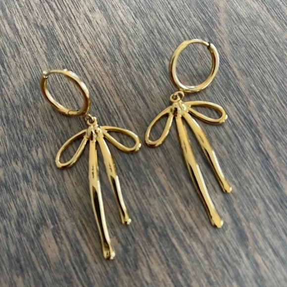 Hoop La Style Gold Bow Earrings - Picture 4 of 4